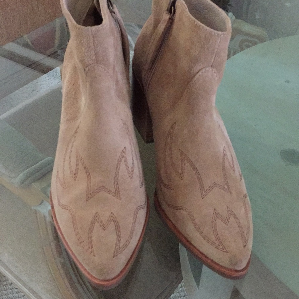 Women’s Matisse ankle boots w cowgirl flair!